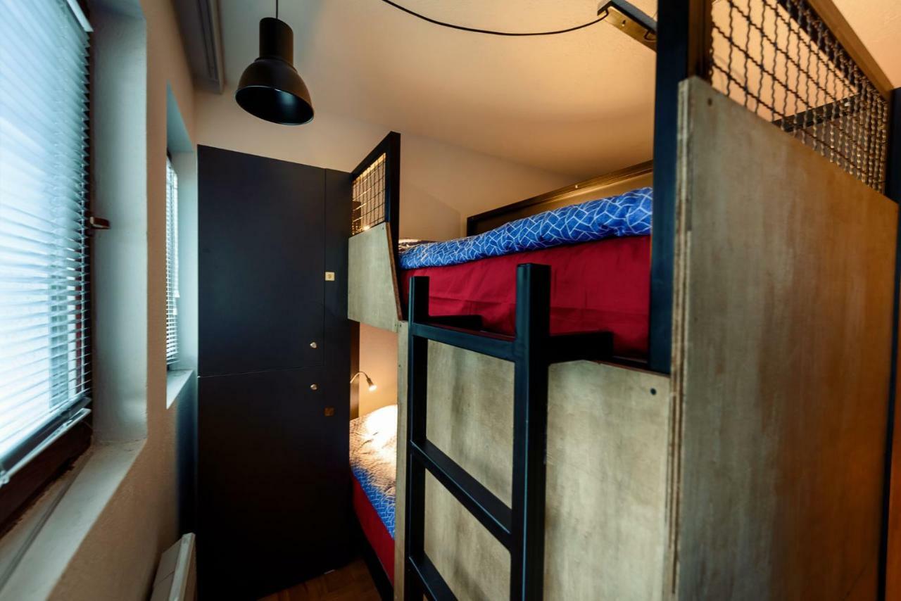 Town Hostel Pejë Esterno foto
