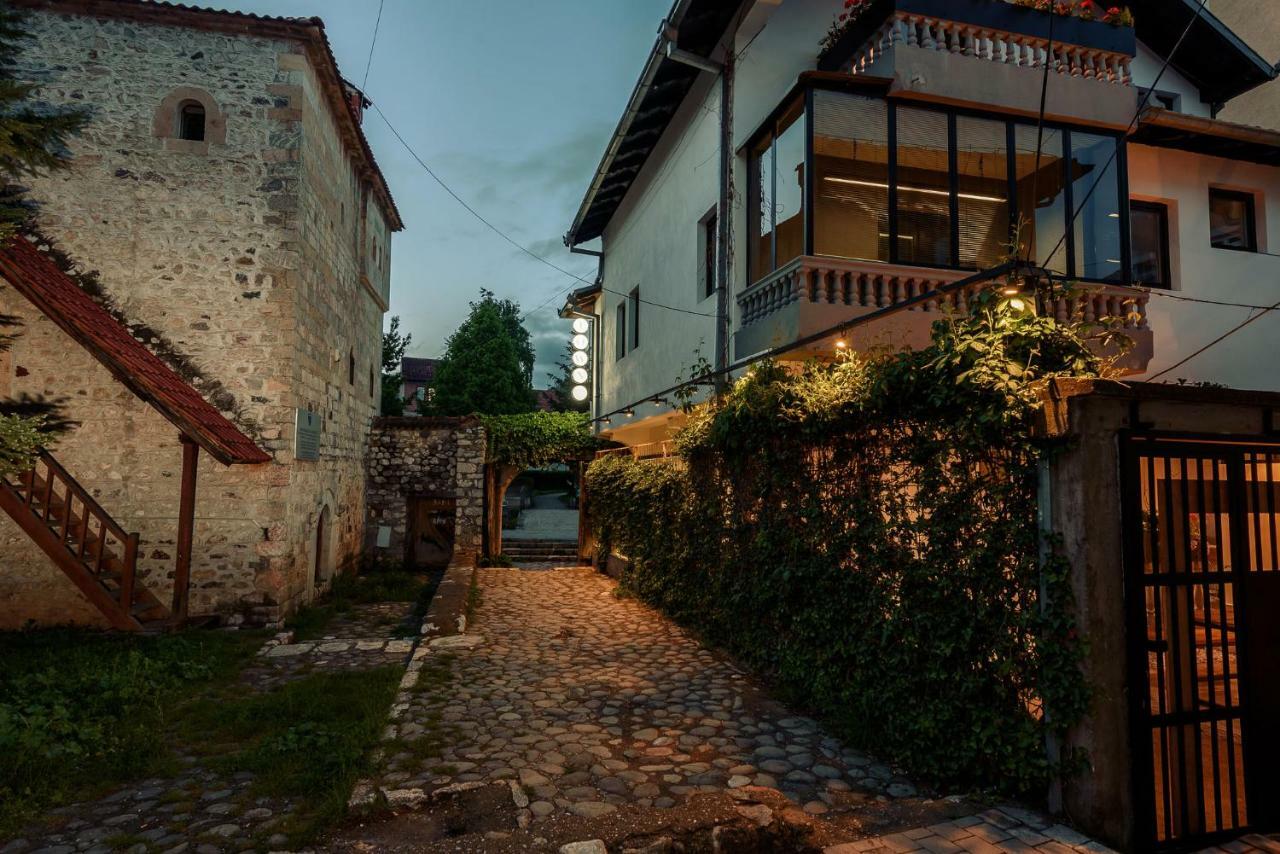 Town Hostel Pejë Esterno foto