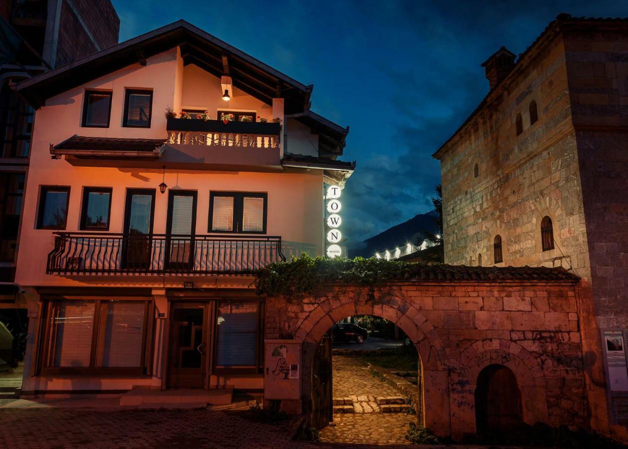 Town Hostel Pejë Esterno foto