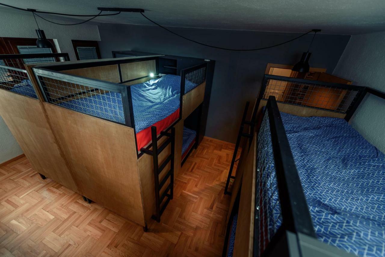 Town Hostel Pejë Esterno foto