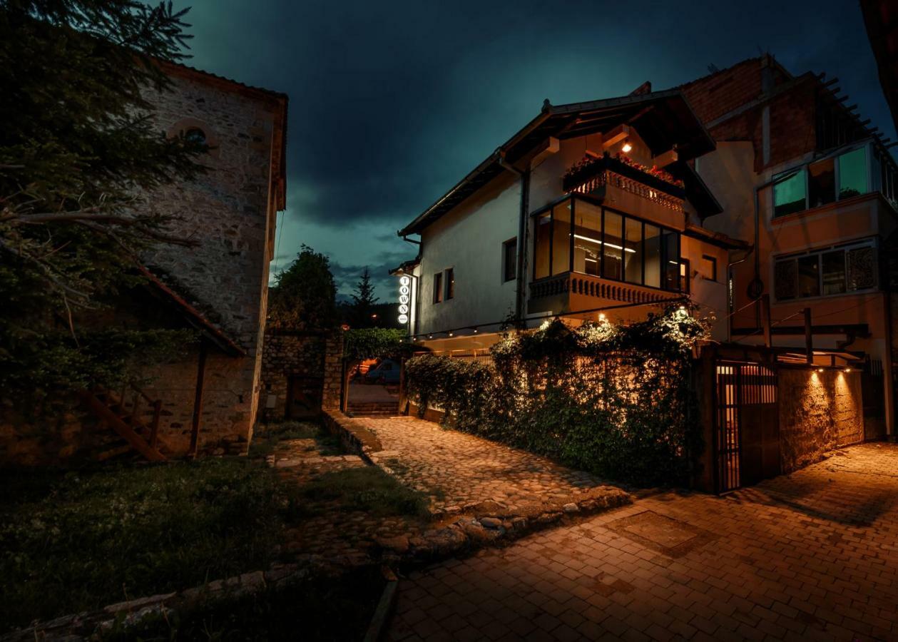 Town Hostel Pejë Esterno foto