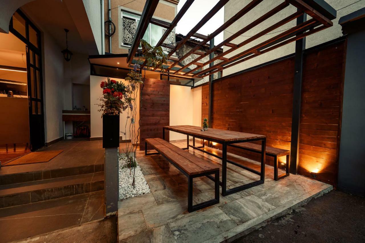 Town Hostel Pejë Esterno foto